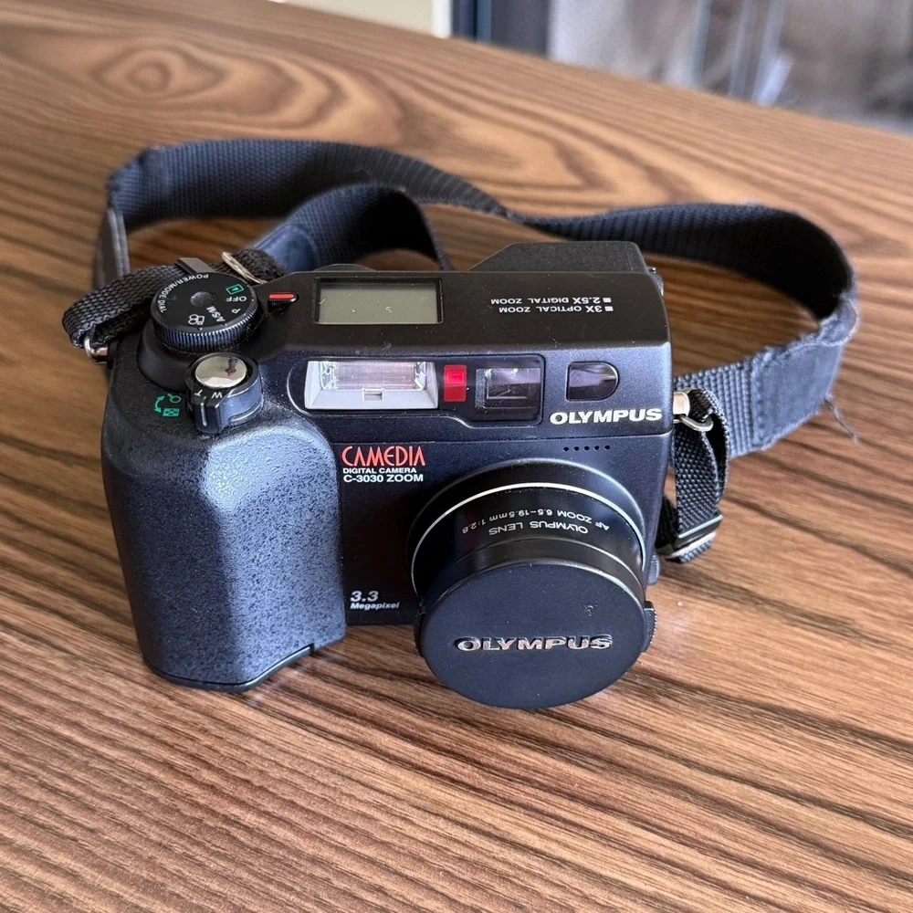 Olympus Camedia Digital Camera w/16MB Smartmedia Card-Battery Door Latch Broken